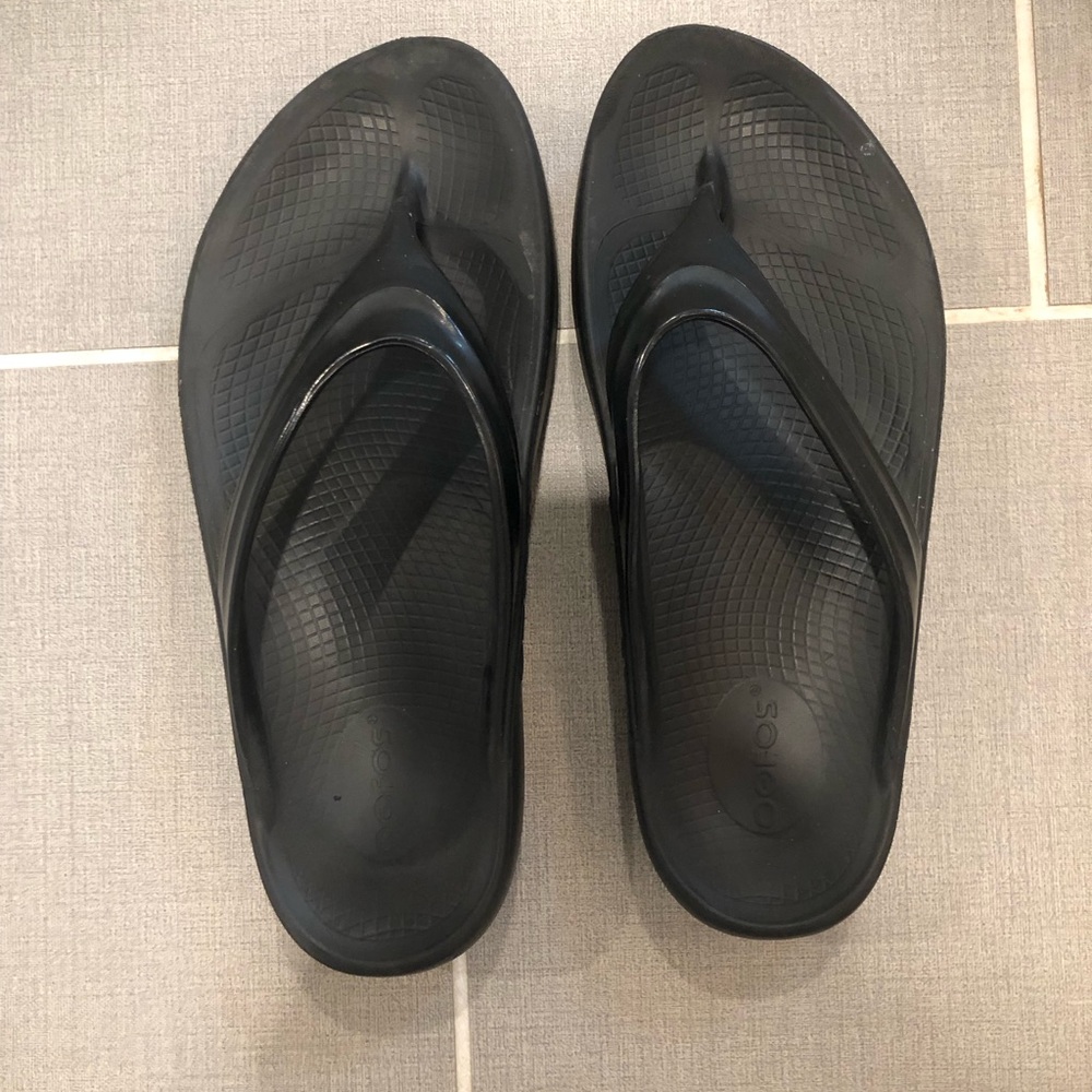 Women’s Oofos size 10